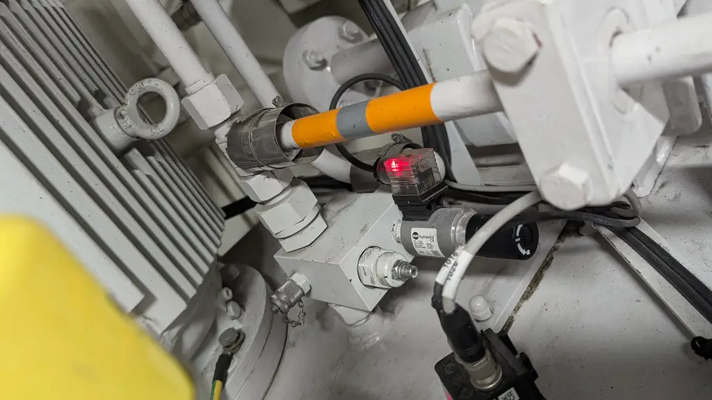 Hydraulic hoses and a valve on the davit