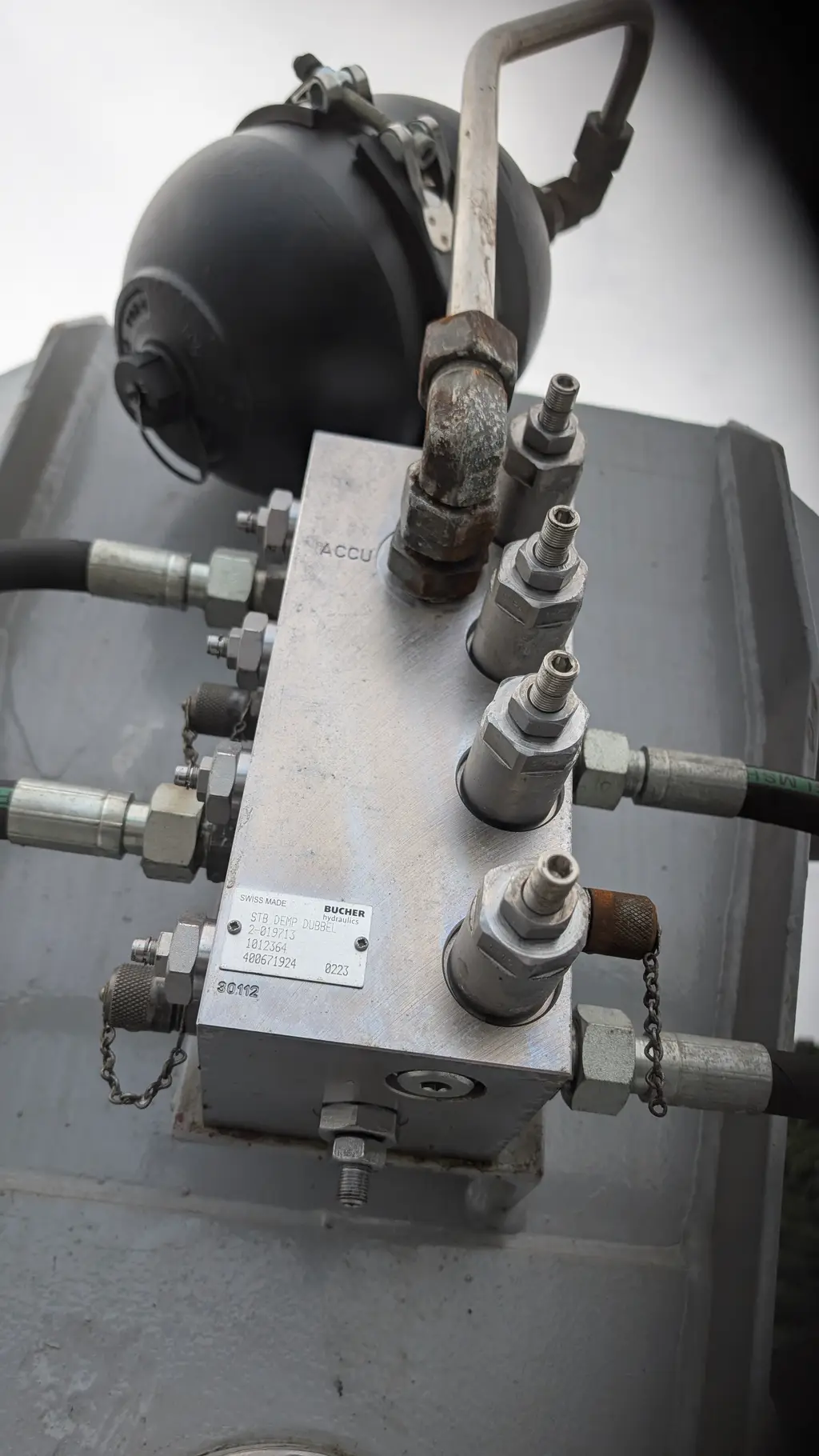 Hydraulic valve block with new fittings