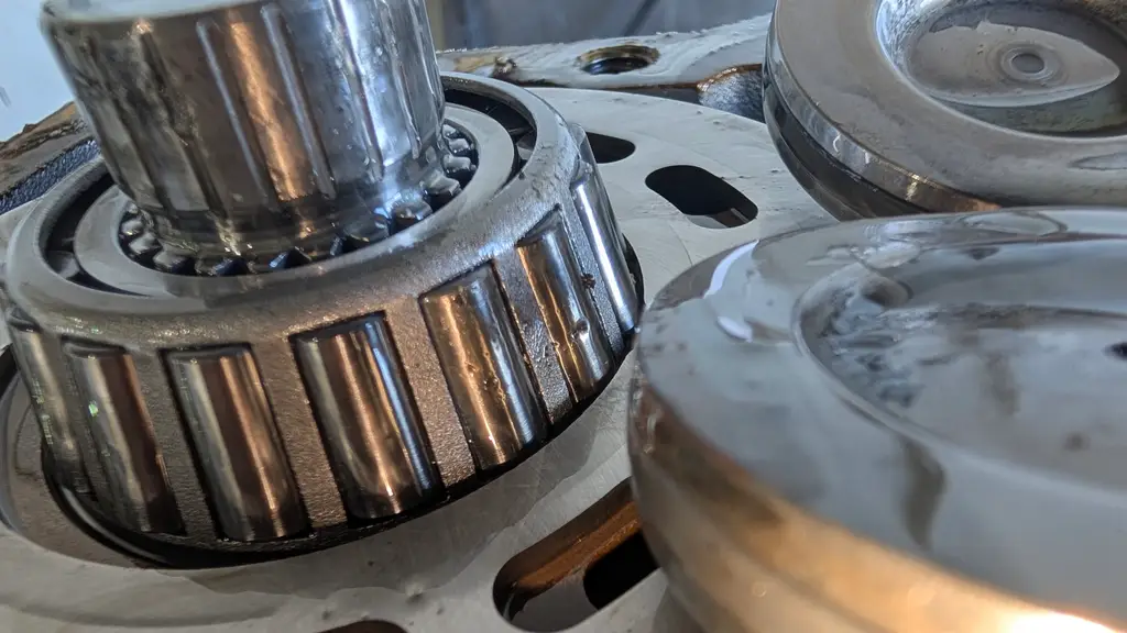 Large roller bearing during the rebuild