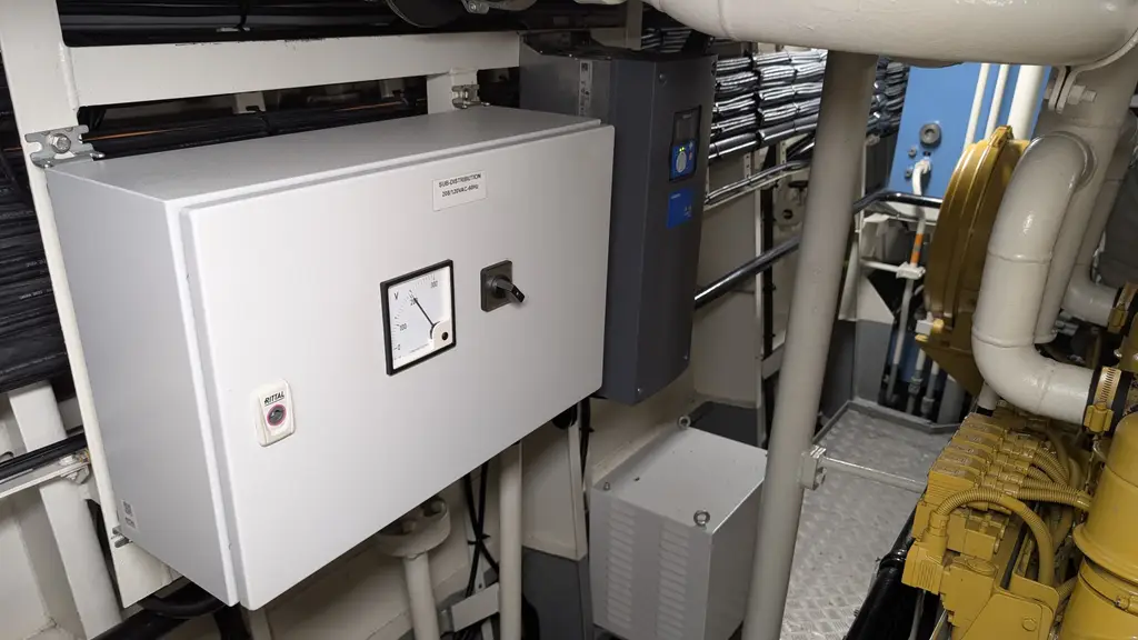 Wall box with an analogue meter and a switch, next to the converter unit
